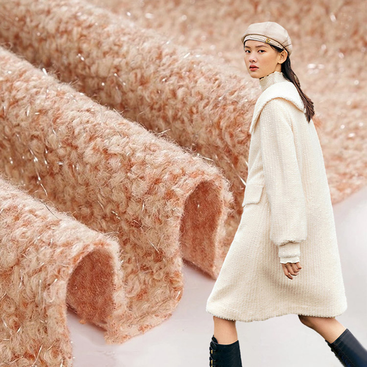 Hvad gør Light Woolen -stof til et ideelt valg til din garderobe?